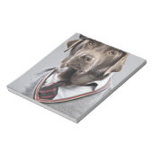 Dog in sweater en pet notitieblok (Linkerzijde)