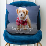 Dog Kerstmis | Moderne paardepap voor crème Kussen<br><div class="desc">Eenvoudige, stijlvolle aangepaste foto Happy Pawliday-vakantie werpt kussens met moderne, minimalistische handgeschreven scripttypografie en een eenvoudige zwarte gradiënt op een frambose rode achtergrond. De foto van uw geliefde huisdier en tekst kan gemakkelijk worden gepersonaliseerd voor een ontwerp zo uniek als uw speciale woeste! Het getoonde afbeelding is voor illustratiedoeleinden slechts...</div>