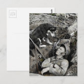 Dog kijkt naar Soldaat in zijn oxgat Briefkaart (Voorkant / Achterkant)