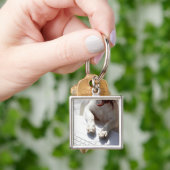 Dog legt zijn handen op een laptop sleutelhanger (Hand)