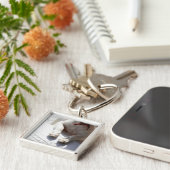 Dog legt zijn handen op een laptop sleutelhanger (Zijkant)