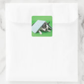 Dog ligt onder het boek vierkante sticker (Tas)
