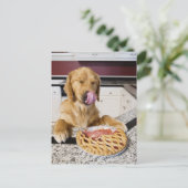 Dog likkende neus na het eten van kersensaart in briefkaart (Staand voorkant)