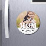 Dog mam Happy Birthday Modern Persoonlijke foto Magneet<br><div class="desc">Hond moeder gelukkige verjaardag moderne gepersonaliseerde foto magneten. Dit moderne ontwerp is voorzien van een "MOM" witte tekst overlay op uw favoriete foto op een witte achtergrond met de bewerkbare tekst "Happy Birthday (jouw tekst en naam)" is geschreven in de moderne typografie geaccentueerd met pootafdrukken. Pas de tekst aan door...</div>