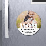 Dog mam Happy Birthday Modern Persoonlijke foto Magneet<br><div class="desc">Hond moeder gelukkige verjaardag moderne gepersonaliseerde foto magneten. Dit moderne ontwerp is voorzien van een "MOM" witte tekst overlay op uw favoriete foto op een witte achtergrond met de bewerkbare tekst "Happy Birthday (jouw tekst en naam)" is geschreven in de moderne typografie geaccentueerd met pootafdrukken. Pas de tekst aan door...</div>