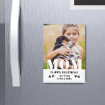 Dog mam Happy Birthday Modern Persoonlijke foto Magneet<br><div class="desc">Hond moeder gelukkige verjaardag moderne gepersonaliseerde foto magneten. Dit moderne ontwerp is voorzien van een "MOM" witte tekst overlay op uw favoriete foto op een witte achtergrond met de bewerkbare tekst "Happy Birthday (jouw tekst en naam)" is geschreven in de moderne typografie geaccentueerd met pootafdrukken. Pas de tekst aan door...</div>