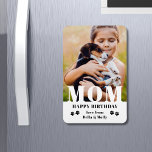 Dog mam Happy Birthday Modern Persoonlijke foto Magneet<br><div class="desc">Hond moeder gelukkige verjaardag moderne gepersonaliseerde foto magneten. Dit moderne ontwerp is voorzien van een "MOM" witte tekst overlay op uw favoriete foto op een witte achtergrond met de bewerkbare tekst "Happy Birthday (jouw tekst en naam)" is geschreven in de moderne typografie geaccentueerd met pootafdrukken. Pas de tekst aan door...</div>