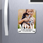 Dog mam Happy Birthday Modern Persoonlijke foto Magneet<br><div class="desc">Hond moeder gelukkige verjaardag moderne gepersonaliseerde foto magneten. Dit moderne ontwerp is voorzien van een "MOM" witte tekst overlay op uw favoriete foto op een witte achtergrond met de bewerkbare tekst "Happy Birthday (jouw tekst en naam)" is geschreven in de moderne typografie geaccentueerd met pootafdrukken. Pas de tekst aan door...</div>