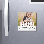 Dog mam Happy Birthday Modern Persoonlijke foto Magneet<br><div class="desc">Hond moeder gelukkige verjaardag moderne gepersonaliseerde foto magneten. Dit moderne ontwerp is voorzien van een "MOM" witte tekst overlay op uw favoriete foto op een witte achtergrond met de bewerkbare tekst "Happy Birthday (jouw tekst en naam)" is geschreven in de moderne typografie geaccentueerd met pootafdrukken. Pas de tekst aan door...</div>