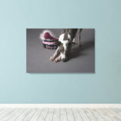 Dog met diva bowl, snuffelvloer canvas afdruk (Insitu (Houten vloer))
