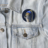 Dog met pareloorring ronde button 5,7 cm (In situ)