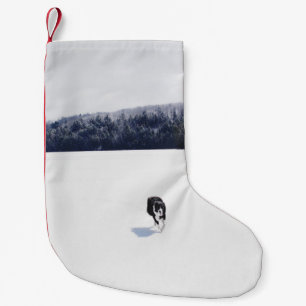 DOG OP EEN SNOWY PLAIN KLEINE KERSTSOK