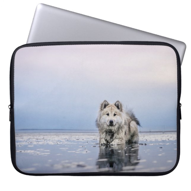 DOG OP KALMBODY WATER LAPTOP SLEEVE (Voorkant)