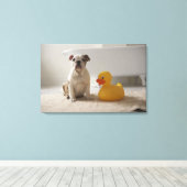 Dog op mat met plastic eend canvas afdruk (Insitu (Houten vloer))