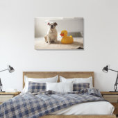Dog op mat met plastic eend canvas afdruk (Insitu (Slaapkamer))