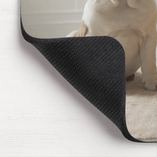 Dog op mat met plastic eend muismat (Hoek)