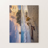 Dog op strand op zonsondergang legpuzzel (Verticaal)