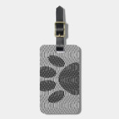 Dog Paw-afdrukken op zwarte en witte golven Bagagelabel (Voorkant verticaal)