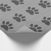 Dog Paw-afdrukken op zwarte en witte golven Cadeaupapier (Hoek)