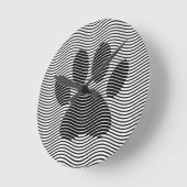 Dog Paw-afdrukken op zwarte en witte golven Ronde Klok (Hoek)