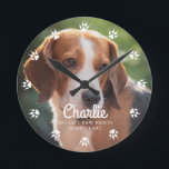 Dog Paw Drukt Aangepaste foto af Ronde Klok<br><div class="desc">Honden laten pooafdrukken in je hart achter. Toon de foto van uw favoriete beste vriend met dit prachtige,  gepersonaliseerde klokontwerp.</div>