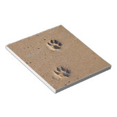 Dog paw drukt op een zandig strand notitieblok (Schuin)
