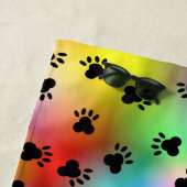 Dog paw drukt regenbooghanddoeken af strandlaken (In situ)