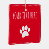 Dog Paw Print Aangepaste Tekst Rood Keramisch Ornament (Rechts)