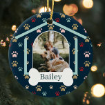 Dog Paw Print Patroon Aangepaste naam Dog House Fo Keramisch Ornament<br><div class="desc">Pas dit leuke en unieke meerkleurige ornament van het tapepatroon met meerdere kleuren aan met twee foto's. Het ontwerp is voorzien van een ontwerp voor een hondenhuis met de deur van het hondenhuis met de foto van uw eigen huisdier. Pas het witte hondenbot aan met de naam van het dier....</div>