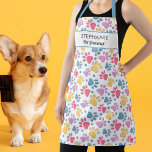 Dog Paw Print Pet Groomer toevoegen Naam persoonli Schort<br><div class="desc">Een leuk platform met een kleurrijke tapijtafdruk - voeg twee regels aangepaste tekst toe. Ideaal voor iedereen die van honden,  dieren houdt of die misschien een hondensalon of een huisdier heeft dat loopt of verzorgt.</div>