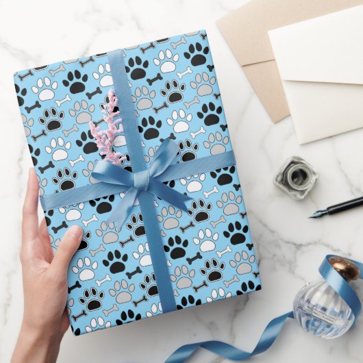 Dog Paw Prints and Bones Pattern Blue Cadeaupapier (Geschenken)