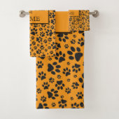 Dog Paws Black & White Polka Dot op dahlia oranje Bad Handdoek (Insitu)