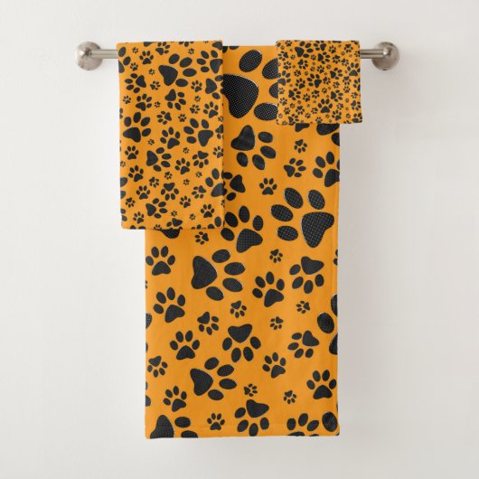 Dog Paws Black & White Polka Dot op dahlia oranje Bad Handdoek (Insitu)