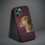 Dog Pet Foto Golden Retriever Persoonlijke naam Case-Mate iPhone 14 Pro Max Hoesje<br><div class="desc">De Dog Pet Foto Golden Retriever Persoonlijke Naam iPhone 14 Pro de Slimme Kwesties van de Telefoon kenmerkt uw favoriete huisdier of hondenfoto met uw gepersonaliseerde naam in gouden manuscripttypografie op een diepe woedde rode achtergrond. Perfect geschenk voor Kerstmis, verjaardagen, feestdagen, Moederdag, Vaderdag, honden- en dierenliefhebbers. Ontworpen door ©Evco Studio...</div>