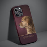 Dog Pet Foto Golden Retriever Persoonlijke naam Case-Mate iPhone 14 Hoesje<br><div class="desc">De Dog Pet Foto Golden Retriever Gepersonaliseerde Naam iPhone 14 Slimme Kwesties van de Telefoon kenmerkt uw favoriete huisdier of hondenfoto met uw gepersonaliseerde naam in gouden manuscripttypografie op een diep woedde rode achtergrond. Perfect geschenk voor Kerstmis,  verjaardagen,  feestdagen,  Moederdag,  Vaderdag,  honden- en dierenliefhebbers. Ontworpen door ©Evco Studio www.zazzle.com/store/evcostudio</div>