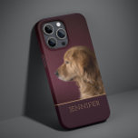 Dog Pet Foto Golden Retriever Persoonlijke naam Case-Mate iPhone 14 Plus Hoesje<br><div class="desc">De Foto van Dog Pet Golden Retriever Gepersonaliseerde Naam iPhone 14 plus de Slimme Kasten van de Telefoon kenmerkt uw favoriete huisdier of hondenfoto met uw gepersonaliseerde naam in gouden manuscripttypografie op een diep woedde rode achtergrond. Perfect geschenk voor Kerstmis, verjaardagen, feestdagen, Moederdag, Vaderdag, honden- en dierenliefhebbers. Ontworpen door ©Evco...</div>