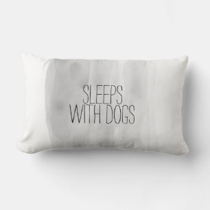 Dog Quote Kussen Slaapt Met Honden Grijs
