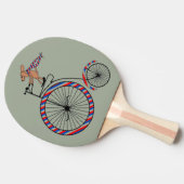 Dog Riding Old Fashioned Bike op Ping Pong Paddle Tafeltennisbatje (Zijkant)