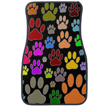 Dog schildert afdrukken op zwarte achtergrond