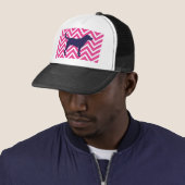 Dog Silhouette in Blue op roze Chevron Pattern Trucker Pet (In situ)
