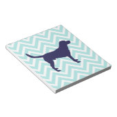Dog Silhouette in Dark Blue op Chevron Pattern Notitieblok (Schuin)