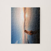Dog sitting on the beach legpuzzel (Verticaal)
