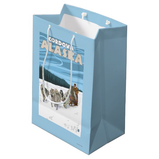 Dog Sledding Scene - Cordova, Alaska Medium Cadeauzakje (Achterkant Gekanteld)