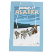 Dog Sledding Scene - Cordova, Alaska Medium Cadeauzakje (Achterkant)