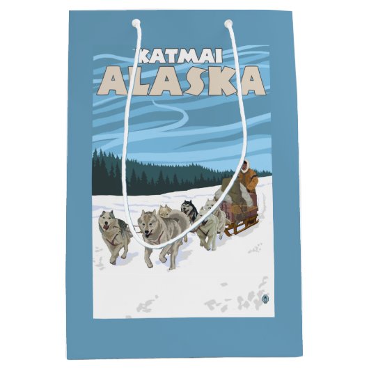 Dog Sledding Scene - Katmai, Alaska Medium Cadeauzakje (Voorkant)