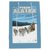 Dog Sledding Scene - Yukon, Alaska Medium Cadeauzakje (Voorkant)