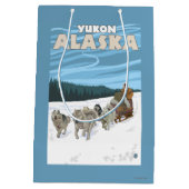 Dog Sledding Scene - Yukon, Alaska Medium Cadeauzakje (Achterkant)