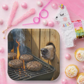 Dog Sniffing Hamburgers On a Barbecue Grill Papieren Bordje (Feest)