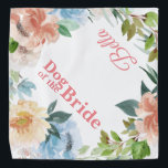 Dog van de bride | Hond in weddenschap  Bandana<br><div class="desc">Wie wil niet van hun bont-baby's shows op een van de meest speciale dagen in hun leven? Het ontwerp is voorzien van wazige roze en stoffige blauwe floralen met lusteloze groen. "Hond van de Bride" met de naam van een huisdier op de tegenovergestelde hoek. Voeg uw douanetekst aan dit ontwerp...</div>