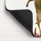 Dog vangt tennisbal in de lucht muismat (Hoek)